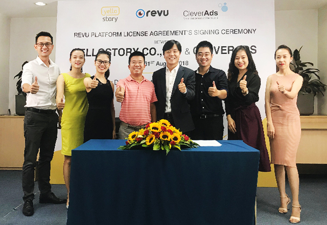 ▲ 옐로스토리와 클레버애즈의 주요 임직원들이 마케팅 플랫폼 '레뷰(Revu)'의 베트남 서비스 계약을 체결하고 기념사진을 촬영하고 있다.ⓒ옐로스토리
