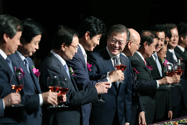 ▲ 문재인 대통령이 지난 3일 방송의날 축하연에 참석한 모습. ⓒ청와대 제공