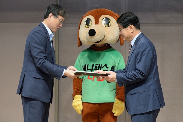 ▲ 이춘희 세종시장이 지난 3일 서울 중구 한국프레스센터에서 열린 ‘2018 매니페스토 지방선거부분 약속대상 시상식’에서 시도지사 선거공약서 분야 최우수상을 받았다.ⓒ세종시