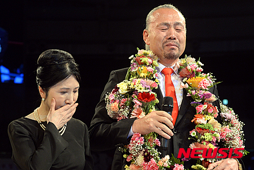 ▲ 프로레슬러 이왕표가 2015년 5월 25일 오후 서울 중구 장충체육관에서 열린 ‘이왕표 은퇴 기념 포에버 챔피언’ 2015 국제프로레슬링대회에 참석해 은퇴식을 갖던 중 부인과 이쉬운 표정을 짓고 있다.  ⓒ 뉴시스