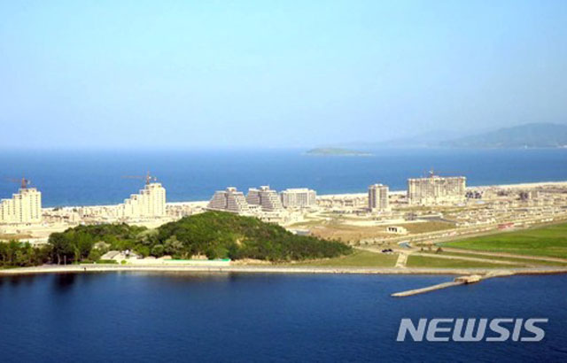 ▲ 김정은이 열심히 짓고 있는 원산갈마해양관광지구. 김정은은 한국에서 돈을 끌어와 경제발전을 시키고 싶어 한다고. ⓒ뉴시스. 무단전재 및 재배포 금지.