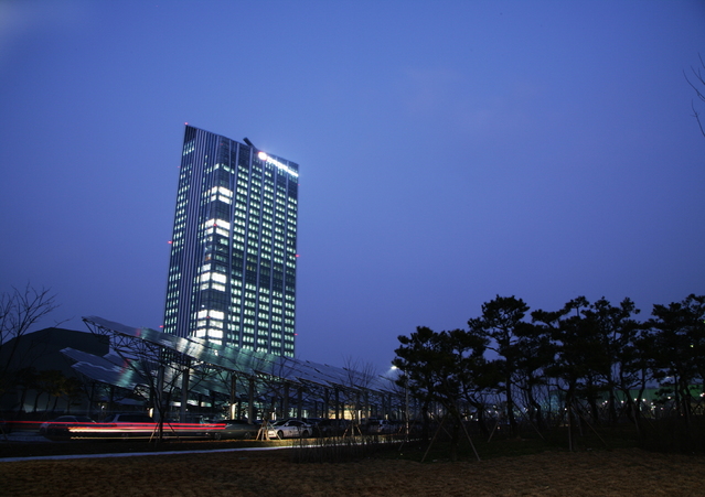 ▲ 한국전력은 광주광역시, 전라남도, 나주시와 함께 4일 한전 본사에서 한국전기연구원 및 비츠로테크 등 25개 기업 및 기관과 에너지밸리 투자협약식을 개최했다. ⓒ한전