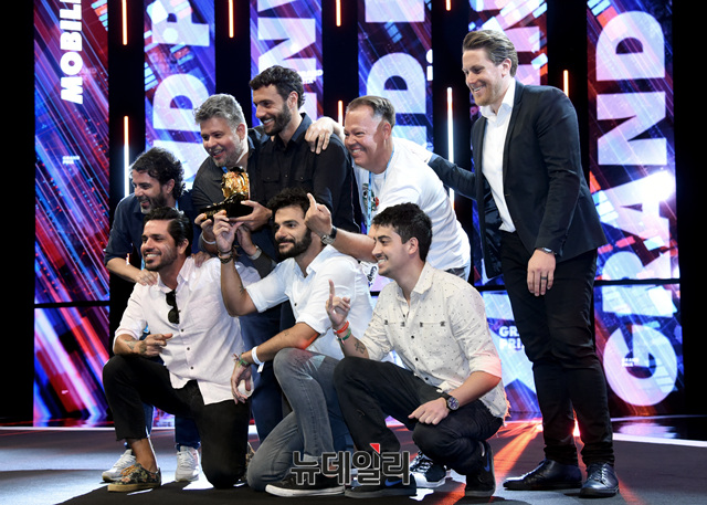 ▲ 브라질의 광고 회사 그레이(Gray)가 지난 19일 오후 프랑스 칸 팔레드페스티벌에서 열린 '칸 라이언즈 2018' 모바일(Mobile) 부문 시상식에서 '부패감지기(Corruption Detector)' 프로젝트로 그랑프리를 수상했다.ⓒ공준표 기자