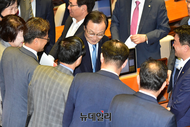 ▲ 이해찬 더불어민주당 당대표가 4일 오전 국회 본회의에서 교섭단체 대표연설 후 동료 의원들과 인사를 나누는 모습. ⓒ뉴데일리 DB