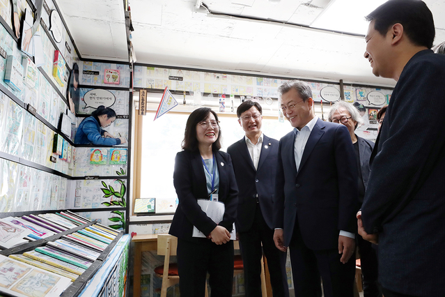 ▲ 문재인 대통령이 4일 서울 은평에 있는 구립구산동도서관 마을을 방문한 모습 ⓒ청와대 제공