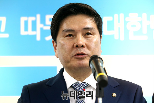 ▲ 자유한국당을 탈당한 지상욱 의원이 15일 서울 여의도 바른정당 당사에서 입당 기자회견을 하고 있다. ⓒ뉴데일리 이종현 기자