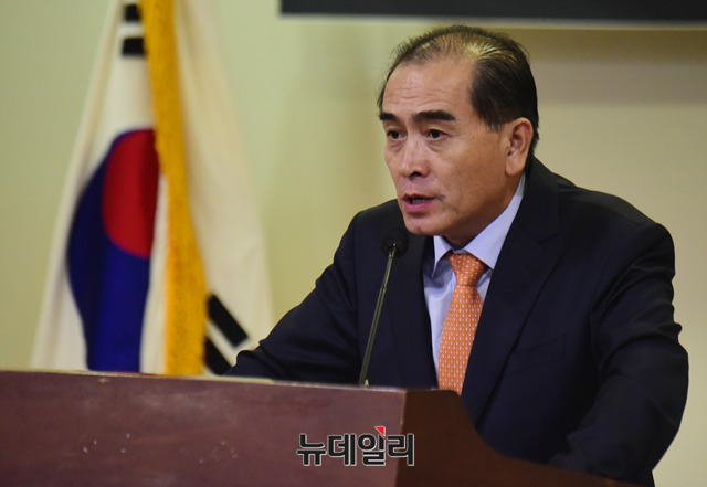 ▲ 태영호 전 주영(駐英)북한공사가 4일 서울 여의도 국회의원회관에서 열린 제1회 북한인권상 시상식에서 수상소감을 말하고 있다. '북한인권상'은 한반도 인권과 통일을 위한 변호사 모임(이하 한변·대표 김태훈)이 북한인권범 시행 2주년과 출범을 기념하기 위해 제정했다. ⓒ뉴데일리 이종현