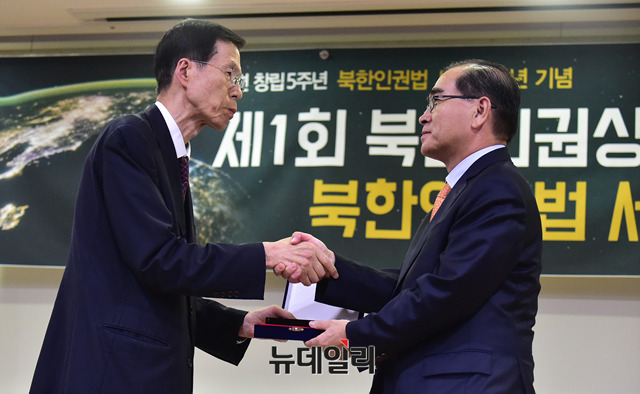 ▲ 김태훈 한변 회장(사진 왼쪽)과 태영호 전 공사(사진 오른쪽)가 악수하고 있다. ⓒ뉴데일리 이종현