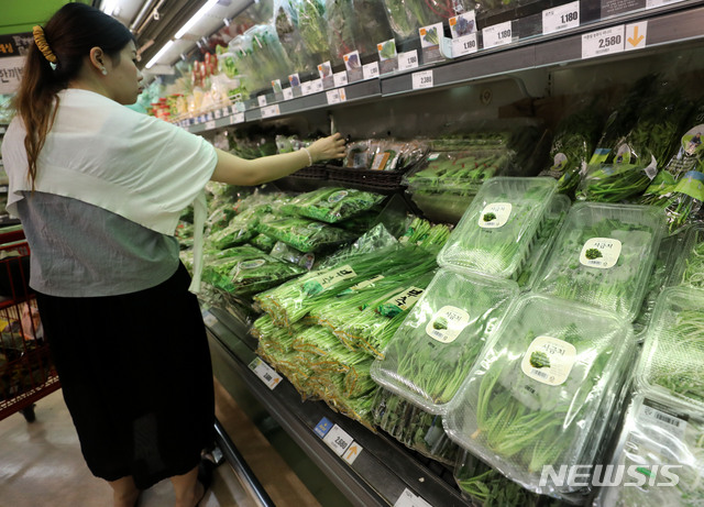 ▲ 서울의 한 대형마트에서 소비자가 농산물을 고르고 있다.ⓒ뉴시스. 무단 전재 및 재배포 금지.