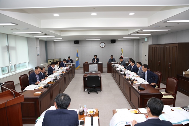 ▲ 포항시의회 예결특위의 예산심사활동 장면.ⓒ포항시의회