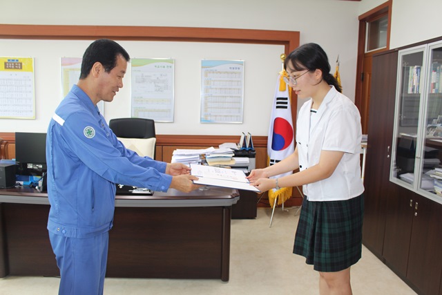 ▲ 포스코 한마음장학회가 최근 포항 유성여자고등학교를 방문해 우수 학생에게 장학금을 전달하고 있다.ⓒ포스코