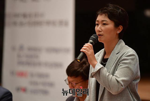 ▲ 이언주 바른미래당 의원이 4일 오후 서울 여의도 중소기업중앙회관에서 '2018년 대한민국의 중소기업! 미래는 있는가?'를 주제로 열린 '제1차 중소기업 생존 원탁회의'에서 인사말을 하고 있다. ⓒ뉴데일리 정상윤 기자