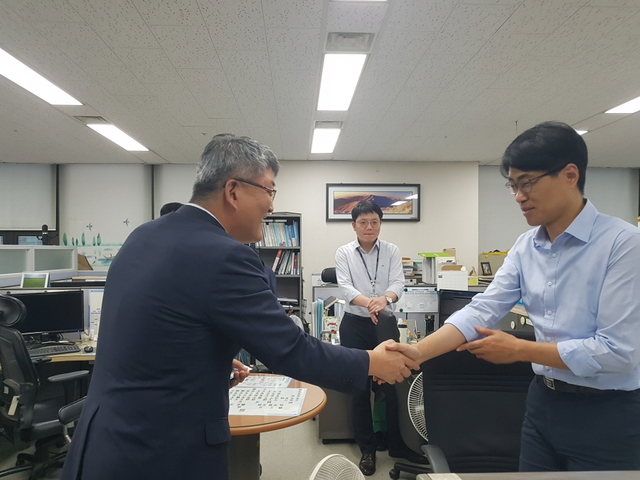 ▲ 김학동 군수(왼쪽)가 지난달 28일 국비확보를 위해 중앙 부처를 찾아 중앙부처 공직자와 간담회 자리를 마련하고 예산 확보에 전력을 기울었다.ⓒ예천군