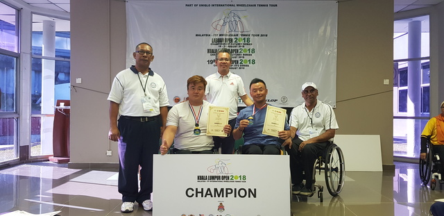 달성군휠체어테니스단이 최근 말레이시아 국제대회 우승_KL오픈_복식우승을 차지했다(앞줄 왼쪽 오상호, 오른쪽 이하걸 선수).ⓒ달성군