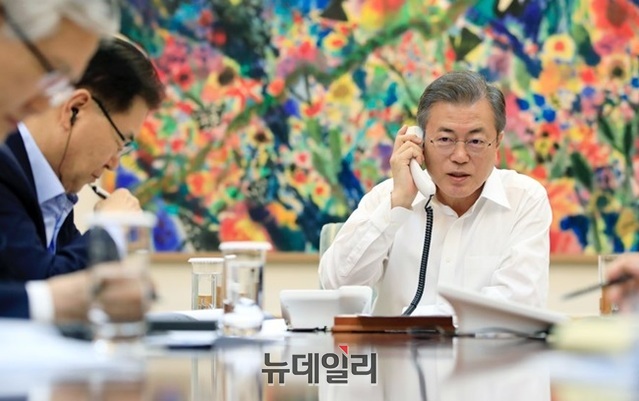 ▲ 문재인 대통령이 4일 밤 9시부터 50분간 도널드 트럼프 미국 대통령과 전화통화하는 모습. ⓒ청와대