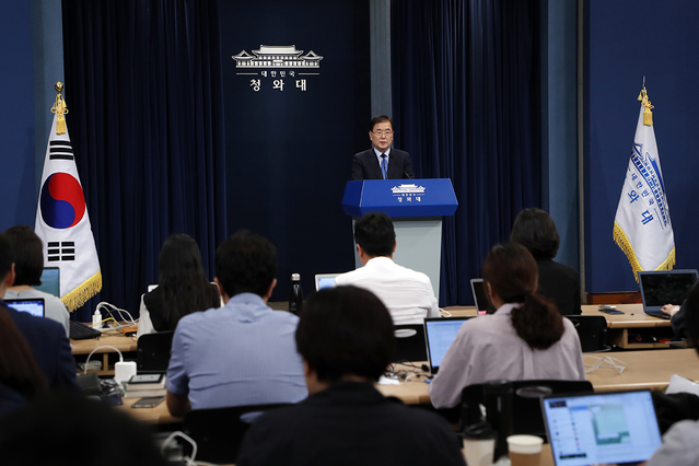 ▲ 정의용 청와대 국가안보실장이 지난 4일 방북을 앞두고 사전 브리핑을 하는 모습. ⓒ청와대 제공