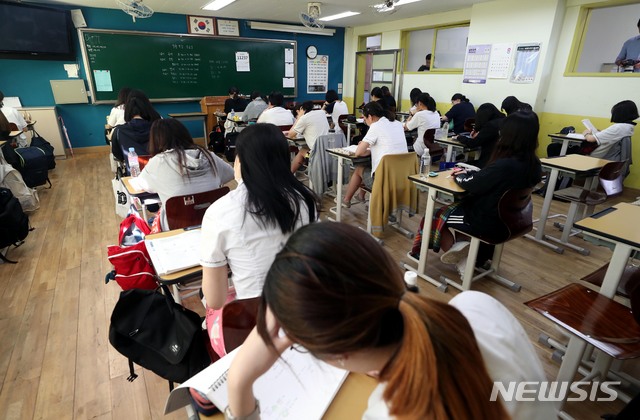 ▲ 5일 서울 영등포구 여의도여자고등학교에서 수험생들이 2019학년도 수능 9월 모의평가 응시를 준비하고 있다. ⓒ뉴시스