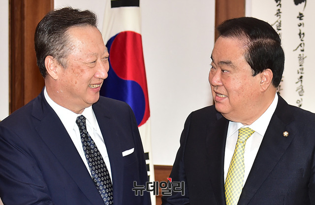 ▲ 문희상 국회의장이 4일 오전 국회 의장실에서 예방한 박용만 대한상공회의소 회장과 악수를 나누고 있다. 이날 박 회장은 규제개혁 법안 통과 촉구를 위해 국회를 찾았다. ⓒ뉴데일리 이종현 기자