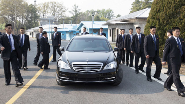 ▲ 지난 4월 27일 남북정상회담 당시 판문점에 나타난 김정은의 벤츠. S600 마이바흐 풀먼가드 버전으로 추정된다. ⓒ뉴시스. 무단전재 및 재배포 금지.