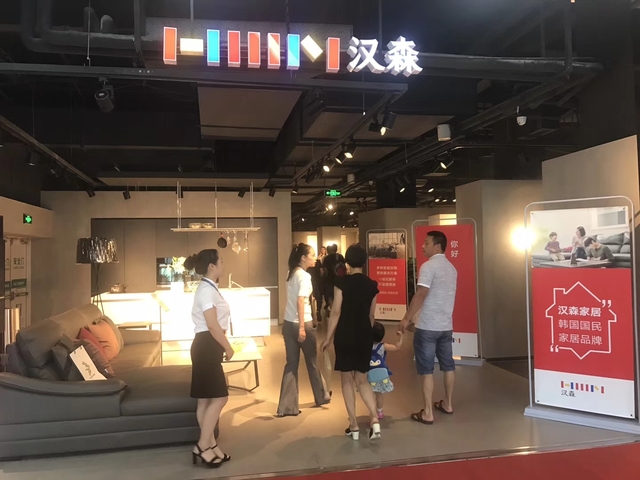 ▲ 한샘 상해 플래그샵에서 고객들이 영업사원의 설명을 듣고 있다. ⓒ한샘