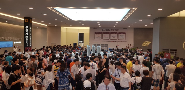 ▲ 지난 7월 공급된 '힐스테이트 중동' 견본주택 내. ⓒ현대엔지니어링