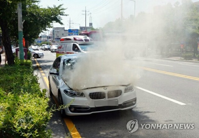 ▲ 불 난 BMW 차량.ⓒ연합뉴스