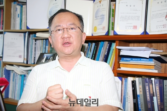 ▲ 대구한의대 박동균 교수가 5일 기자와의 만남에서 의견을 피력하고 있다.ⓒ뉴데일리