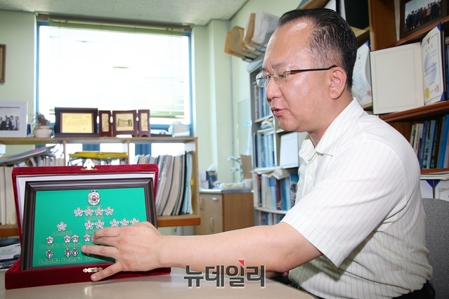 ▲ 5일 오전 박동균 교수가 평소 강의에서 경찰 계급을 직접 보이며 학생들에게 동기 부여를 강조한다고 말하고 있다.ⓒ뉴데일리
