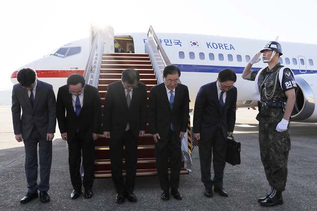 ▲ 5일 평양으로 이동한 대북특사단. 정의용 청와대 국가안보실장을 중심으로서훈 국가정보원장, 천해성 통일부 차관, 김상균 국가정보원 2차장, 윤건영 청와대 국정기획상황실장으로 구성돼 있다. ⓒ청와대 제공