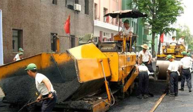 ▲ 평양시내의 도로포장공사 모습. 전시성 사업으로 도로를 재포장하는 것은 남북 공통인 모양이다. ⓒ연합뉴스. 무단전재 및 재배포 금지.