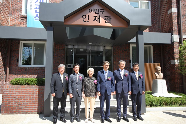 ▲ (좌로부터)강도묵 충남대 총동창회장, 계룡건설산업 이승찬 사장, 윤종설 계룡장학재단 이사장, 오덕성 충남대 총장, 계룡건설산업 한승구 회장, 박종성 충남대 교수회장 등이 '이인구 인재관' 개관식에서 기념촬영을 하고 있다. ⓒ계룡건설산업