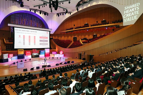 ▲ 롯데그룹이 5일 서울 잠실 롯데콘서트홀에서 임직원 1000여명이 모인 가운데 ‘기업문화위 콘퍼런스’를 진행했다. ⓒ롯데