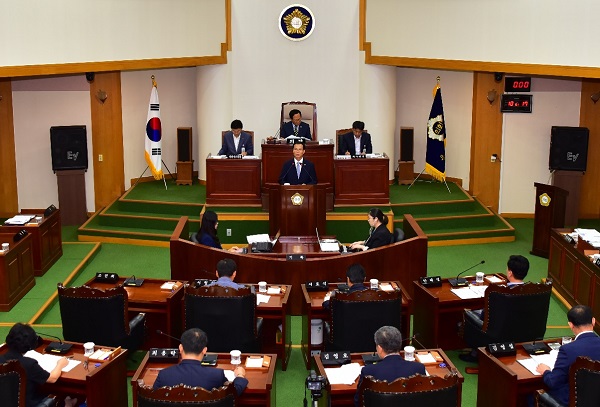 ▲ 조병옥 음성군수가 4일 음성군의회에서 제2차 추가경정예산안에 대해 설명하고 있다.ⓒ음성군