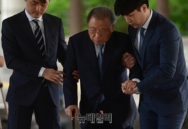 ▲ 조석래 효성그룹 명예회장이 5일 오후 서울 서초구 서울고등법원에서 열린 항소심 선고공판에 입장하고 있다.ⓒ뉴데일리 정상윤 기자