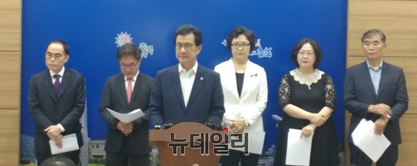 ▲ 이시종 충북도지사가 5일 브리핑룸에서 민선7기 분야별 공약사업을 발표한 뒤 기자들의 질문에 답하고 있다.ⓒ박근주 기자