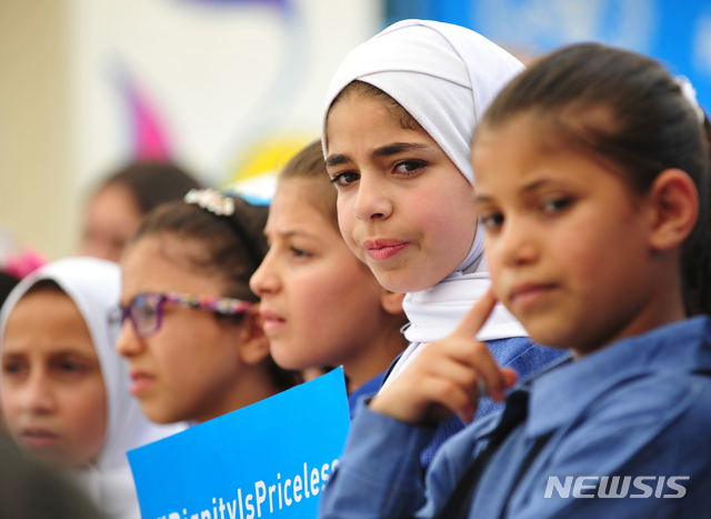 ▲ 새학기를 맞이한 팔레스타인 어린이들의 모습. UNRWA는 팔레스타인 난민들의 학교 교육을 지원하고 있다.ⓒ뉴시스. 무단 전재 및 재배포 금지.