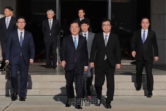 ▲ 정의용 국가안보실장을 필두로 한 대북특사단이 5일 오전 경기도 성남 서울공항에서 평양으로 향하는 특별기로 향하는 모습. ⓒ청와대