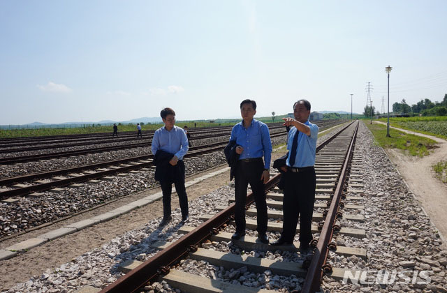 ▲ 지난 7월 24일 남북철도연결을 위해 경의선 판문점 철로를 살펴보는 정부 관계자들. ⓒ뉴시스. 무단전재 및 재배포 금지.