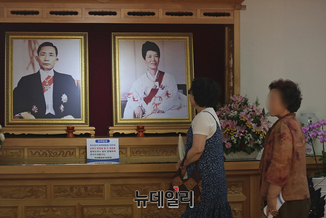 ▲ 경북 구미시 상모동에 위치한 박정희 대통령 생가. 평일이었던 지난 5일 낮 시민들이 생가를 둘러보고 있는 모습.ⓒ뉴데일리