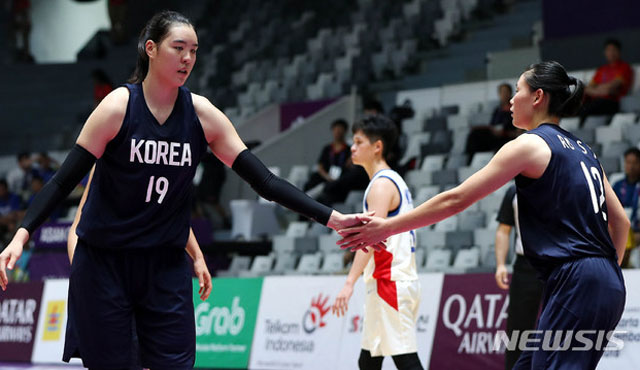 ▲ 러시아에 파견된 북한 근로자들이 휴대전화로 인터넷에 접속해 아시안 게임 경기를 시청했다고 한다. 사진은 지난 8월 30일 열린 여자농구 준결승전 모습. ⓒ뉴시스. 무단전재 및 재배포 금지.