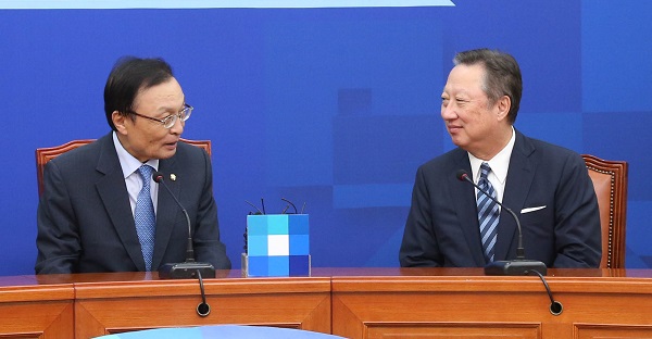 ▲ 박용만 대한상공회의소 회장(오른쪽)과 이해찬 더불어민주당 대표가 6일 국회 민주당 대표 회의실에서 대화를 나누고 있다. ⓒ대한상의