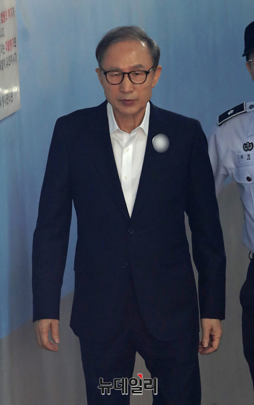▲ 이명박 전 대통령이 6일 오후 서울중앙지방법원에서 열린 결심공판에 출석하고 있다.ⓒ정상윤 기자