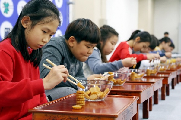 ▲ 2017 젓가락페스티벌에서 어린이들의 젓가락질 시합 모습.ⓒ청주시