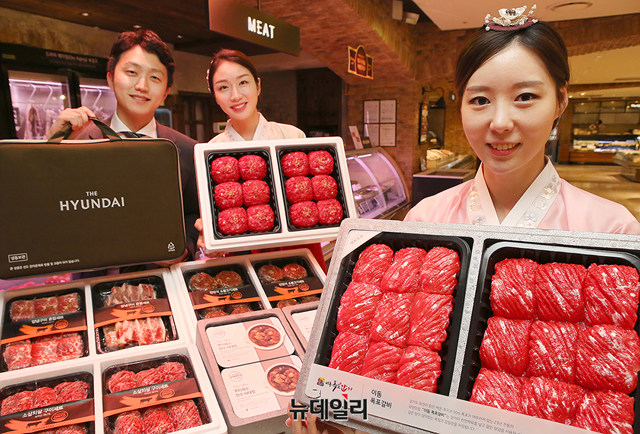 ▲ 현대백화점 압구정본점 식품관에서 직원들이 '10만원대 정육 선물세트' 대표상품들을 소개하고 있다. ⓒ현대백화점