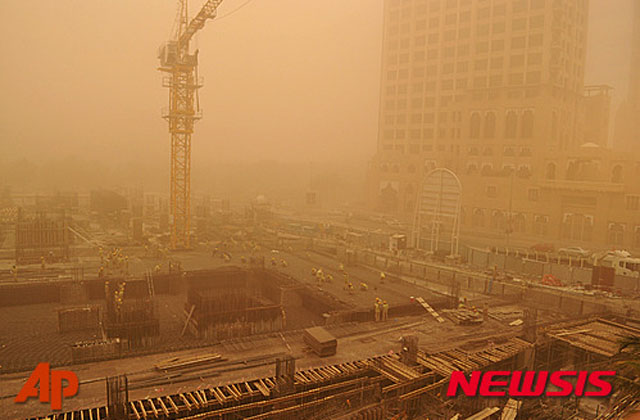 ▲ 2015년 4월 두바이에 몰아닥친 모래폭풍. 이 속에서도 외국인 노동자는 계속 작업을 했다고 한다. ⓒ뉴시스 AP. 무단전재 및 재배포 금지.