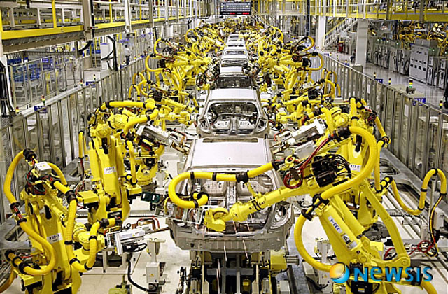 ▲ 자동차를 조립하는 로봇들. 4차 산업혁명에 따라 노동자들의 일자리가 사라진다는 생각보다 로봇을 만들고 관리하고 조종할 사람을 키워야 한다는 생각이 필요하다. ⓒ뉴시스. 무단전재 및 재배포 금지.
