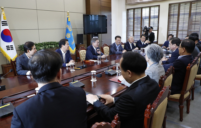 ▲ 문재인 대통령이 대북특사단을 북한으로 보내기 직전인 지난 4일 외교장관회의를 주재하는 모습. ⓒ청와대 제공