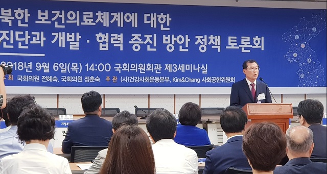 ▲ 6일 오후 2시부터 여의도 국회의원회관 3세미나실에서 ‘북한 보건의료 체계에 대한 진단과 개발 협력 증진 방안 정책 토론회’가 열렸다. 환영사를 하고 있는  이수구 이사장 ⓒ 뉴데일리 DB