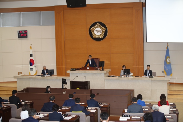 ▲ 포항시의회가 '지열발전과 11.15 포항 유발지진의 원인규명 및 피해보상 촉구 대정부 결의문' 을 채택했다.ⓒ포항시의회