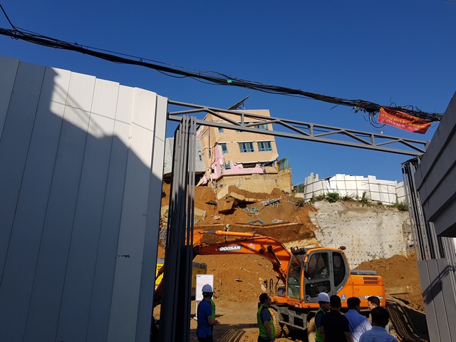 ▲ 서울 동작구 상도동 상도초등학교 병설유치원 건물이 건설현장 흙벽에 위태롭에 서 있다.ⓒ송학주 기자
